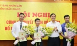 Phó Chủ tịch UBND tỉnh Bắc Giang Lê Ô Pích (thứ 2 bên phải) tặng hoa chúc mừng lãnh đạo các sở mới được bổ nhiệm