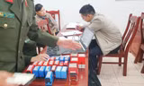 Đối tượng Lương Thị Lan Anh (trong cùng) tại cơ quan công an. Ảnh công an Bắc Giang