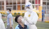 Cơ quan chức năng lấy mẫu xét nghiệm cho người dân tỉnh Bắc Giang