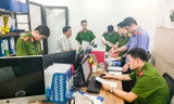 Lực lượng chức năng khám xét nơi làm việc của bị can Hoàng tại Công ty cổ phần đầu tư Mario Capital.