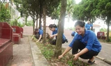 Các bạn đoàn viên dọn dẹp nghĩa trang liệt sỹ 