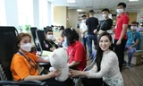 Hoa hậu Đỗ Thị Hà động viên người tham gia hiến máu