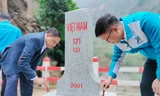 Đoàn công tác của Tỉnh Đoàn, Hội LHTN tỉnh Bắc Giang sơn lại cột mốc biên giới ở Lào Cai