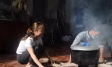 Công nhân cùng với chủ nhà trọ ở Tổ dân phố My Điền 1 (Bắc Giang) chuẩn bị đón Tết