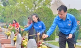 Hành trình “Điện Biên Phủ - Khát vọng non sông”: Dâng hương tưởng niệm Anh hùng liệt sĩ