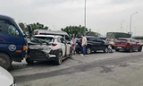 Tai nạn liên hoàn giữa 6 ô tô trên phố ở Hà Nội