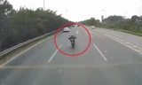 [CLIP] Nam thanh niên ‘diễn xiếc’ nằm trên xe máy ở Đại lộ Thăng Long