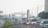 Ô tô ùn dài hàng cây số ở lối ra cao tốc Pháp Vân - Cầu Giẽ ngày cuối nghỉ lễ