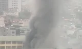 Hà Nội: Cháy phòng hiệu phó trường THCS Văn Quán, khói đen bốc cao nghi ngút