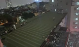 Cháy tòa nhà cao tầng trên đường Láng, nhiều người trèo lên nóc nhà thoát thân