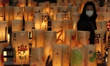 Người phụ nữ này đang nhìn chiếc đèn giấy tưởng niệm các nạn nhân ở tỉnh Iwate