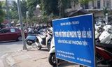 Trưng biển “Tuyến đường trông giữ phương tiện kiểu mẫu” nhưng điểm gửi xe trên phố Nguyễn Đình Chiểu chiếm gần trọn vỉa hè, thu tiền vé xe máy vượt 5.000 đồng/xeẢnh: Nguyễn Thắng
