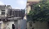 Phần ngõ đi đang tranh chấp được bịt lại bằng tấm tôn Ảnh: K.N