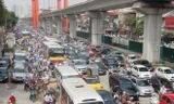 Được đầu tư đồng bộ về hạ tầng giao thông nhưng với lượng xe đông và 7 trường ĐH trên hơn 1 kilômét, đường Nguyễn Trãi luôn xảy ra ùn tắc kéo dàiẢnh: T.Đảng 
