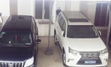 Hai chiếc ô tô tại Văn phòng UBND tỉnh Cà Mau được doanh nghiệp tặng gây tranh cãi trước đâyẢnh: IT