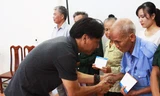 Nhà báo Lê Minh Toản trao quà cho các cựu TNXP Hà Tĩnh 