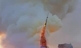 Một tháp của Notre Dame đổ sụp trong hoả ngục Nguồn: news.com.au