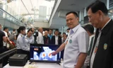 Bộ trưởng Y tế Thái Lan Anutin Charnvirakul kiểm tra việc quét thân nhiệt hành khách tại sân bay quốc tế Suvarnabhumi Ảnh: Chiangrai Times
