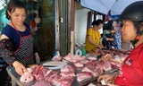 Giá lợn tại chợ truyền thống tăng từng ngày khiến người dân phải thắt chặt chi tiêu