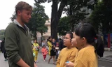 Học sinh “bắt” khách tây ở Bờ Hồ để cải thiện khả năng ngoại ngữ