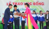 Nhà báo Phùng Công Sưởng - Phó Tổng biên tập báo trao học bổng cho các em