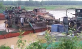 Đoàn sà lan hút cát giữa ban ngày trên sông qua ấp Bàu Lùng