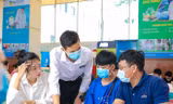 Thí sinh, phụ huynh nghe tư vấn tuyển sinh tại một trường đại học ở TPHCM. Ảnh: Nguyễn dũng