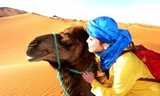Hồ Thu Hương đặt chân đến sa mạc Sahara, Maroc năm 2015. Ảnh: NVCC