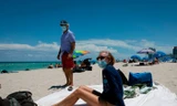Du khách trên bãi biển Miami ngày 16/6Ảnh: Getty Images