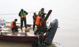 Cán bộ, chiến sĩ Trung tâm Công nghệ xử lý bom mìn đưa quả bom lên mặt nước, chiều 28/11