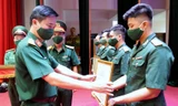 Thượng tá Nguyễn Đức Cương, Phó Trưởng ban Thanh niên Quân đội trao Chứng nhận cán bộ Đoàn giỏi cho các cá nhân xuất sắc
