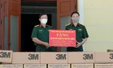 Lãnh đạo Ban Thanh niên Quân đội trao tặng thiết bị, vật tư y tế chống dịch cho Bộ chỉ huy Quân sự tỉnh Bắc Giang, sáng 11/6