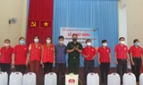 Đồn Biên phòng Cần Thạnh và Hội chữ thập đỏ huyện Cần Giờ trao tặng dung dịch diệt khuẩn cho trường Tiểu học Cần Thạnh 2 