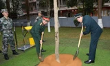 Bộ trưởng Quốc phòng Việt - Trung trồng cây lưu niệm tại Đại đội Biên phòng thị trấn Thủy Khẩu (Quảng Tây, Trung Quốc) 