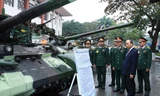 Thủ tướng Nguyễn Xuân Phúc tham quan khu vực trưng bày xe tăng tại Bộ Quốc phòng, sáng 21/12