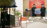 Ban Thanh niên Quân đội trao quà chống dịch ở khu cách ly COVID-19