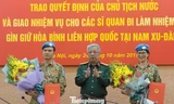 Thượng tướng Nguyễn Chí Vịnh trao Quyết định của Chủ tịch nước cho thượng tá Lê Ngọc Sơn và thiếu tá Nguyễn Thị Minh Phương, chiều 24/10
