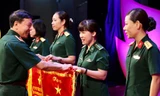 Trung tướng Lê Hiền Vân, Phó Chủ nhiệm Tổng cục Chính trị QĐND Việt Nam trao tặng Cờ cho 7 đơn vị xuất sắc