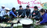 Tuổi trẻ lính canh trời sôi nổi Tết trồng cây, thi nấu mâm cỗ Tết, gói bánh chưng