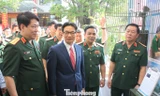 Phó Thủ tướng Vũ Đức Đam và các tướng lĩnh quân đội tham quan khu trưng bày sản phẩm nghiên cứu khoa học của tuổi trẻ Binh chủng Thông tin liên lạc