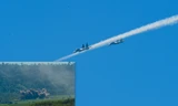 Hai chiếc tiêm cường kích đa năng SU-30MK2 được mệnh danh “Hổ mang chúa” bổ nhào phóng rocket vào mục tiêu