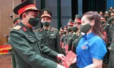 Thượng tá Trần Viết Năng, Trưởng ban Thanh niên Quân đội, Trưởng ban tổ chức Lớp bồi dưỡng trao chứng nhận cho học viên hoàn thành chương trình bồi dưỡng, chiều 29/11