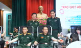Hàng trăm quân nhân và sinh viên tham gia ngày hội trao giọt hồng yêu thương