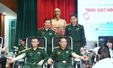 Hàng trăm quân nhân và sinh viên tham gia ngày hội trao giọt hồng yêu thương
