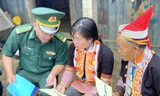 Đoàn viên quân hàm xanh Lai Châu xuống bản giúp dân