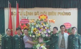 Đoàn đại biểu Báo Tiền Phong chúc mừng Cục Chính trị Bộ đội Biên phòng, chiều 1/3
