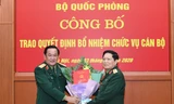Bộ trưởng Ngô Xuân Lịch trao quyết định bổ nhiệm cho Thứ trưởng Quốc phòng Võ Minh Lương, sáng 3/11
