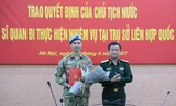 Thừa ủy quyền của Chủ tịch nước, Thượng tướng Hoàng Xuân Chiến, Thứ trưởng Bộ Quốc phòng trao quyết định cho Thiếu tá Nguyễn Phúc Đông, sáng 9/4. 
