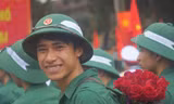 Tân binh Dương Thành Luân ở phường Dương Nội, quận Hà Đông cài trên balo quân trang bó hoa hồng của bạn gái trao tặng trước giờ lên đường tòng quân, sáng 5/3