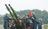 Chiến sĩ Đại đội 23 hiệp đồng khẩu đội bắn mục tiêu trên không (Ảnh: Nguyễn Minh)